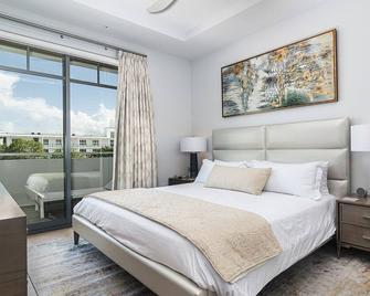 Soce Flats 202 - Luxury Two Bedroom With Wraparound Balcony! - Naples - Bedroom