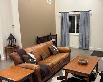 Beautiful new ranch guest house with stunning views - Simi Valley - Wohnzimmer