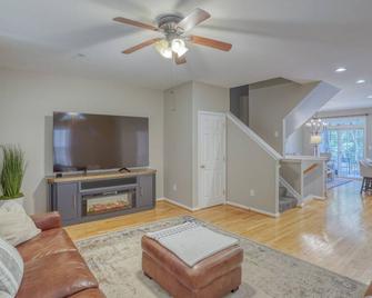 Spacious 4-bed 3.5-bath Townhome in Long Neck with AC, Swimming Pool & Game Room - Long Neck - Sala de estar