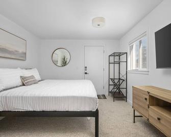 Wonderful Rockaway Location, Pet Friendly, Newly Remodeled, Walk to Beach and Downtown, Unit 1 - Rockaway Beach - Bedroom