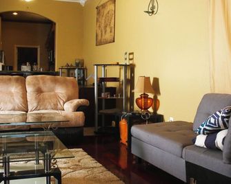 Efficient and Modern home, Sleeps 8. - Nicoma Park - Living room