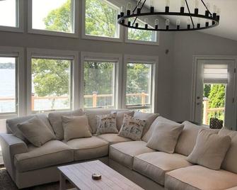 Sunset Lake Home-Hot Tub/Bikes/Paddle Board/Kayaks/Fires/Island Raft - Knox - Living room