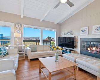 Beautiful 7 BR - 30 second stroll to sand beach new grocery delivery! - Watsonville - Living room
