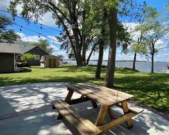 Relaxing Lakefront Cabin, Family + Lake + Dock + Sunset + Be Here, All Year Fun! - Watertown - Innenhof
