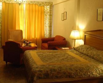 Classic The Mall Hotel - Nainital - 臥室