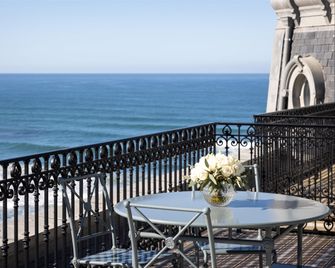Hotel du Palais Biarritz - in the Unbound Collection by Hyatt - Biarriz - Balcón