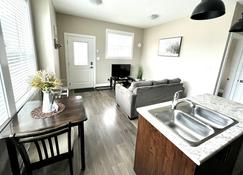 Newer private cozy 1 bdrm suite located 5 mins from all amenities. - Victoria - Wohnzimmer