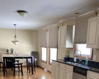 The Hitchcock House is an absolutely gorgeous 3 bedroom 2 story home! - Boardman - Kitchen