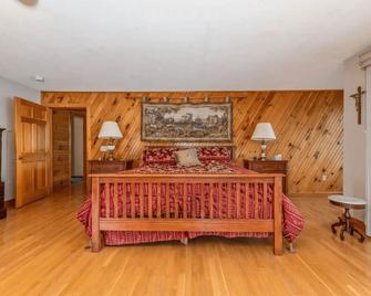 Lakefront Retreat | Sleeps 10 | Private Beach - Standish - Habitación