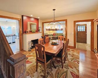 Wintertime in Boyne City! Spacious Home, Near Downtown, 10 Minutes to Boyne Mtn. - Boyne City - Dining room