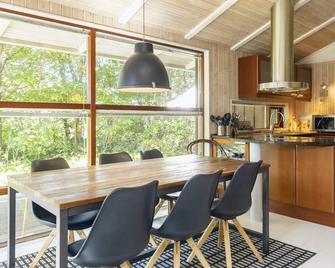 Spacious Holiday Home in Esbjerg With Sauna - Esbjerg - Essbereich
