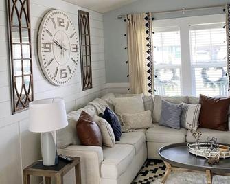Cozy Cottage Style Home In The Perfect Location - Idaho Falls - Living room