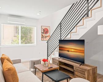 Modern Home Near Pasadena Garage Full Kitchen - Alhambra - Obývací pokoj