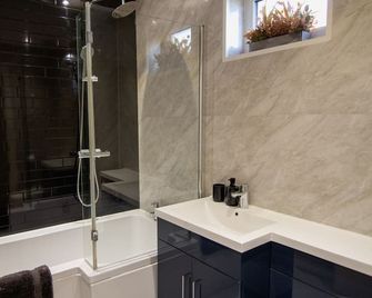 Hilltop Apartment - Salisbury - Bathroom