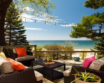 Looking Glass Beachfront Inn - Grand Haven - Balcony