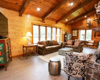 Private home with pool minutes from downtown La Grange and Antique Shopping - La Grange - Living room