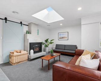 Relax at Richmond Heights - Taupo - Living room