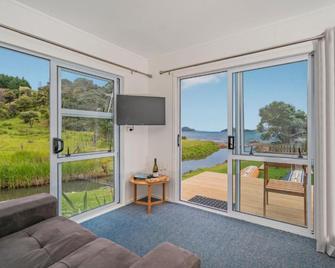 Coromandel Shelly Beach Top 10 Holiday Park - Coromandel - Living room
