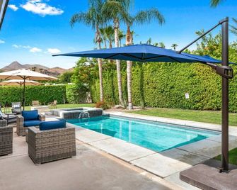 Resort-Style Pool Living in Palm Springs with Private Backyard Oasis - Palm Springs - Piscine