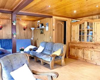 The Holiday Chalet Getaway in a Private Estate, Pets Allowed - Tellin - Sala de estar