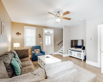 Welcoming Cottage with Hot Tub - 1 Mile to Windmark Beach - Port St. Joe - Living room