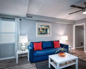 Sunset Beach Suites at Madeira Beach! Pet Friendly Beach Getaway!- Suite 1 - St. Pete Beach - Sala de estar