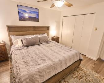 Cozy Condo w/King Bed Near SeaTac Airport - SeaTac - Bedroom