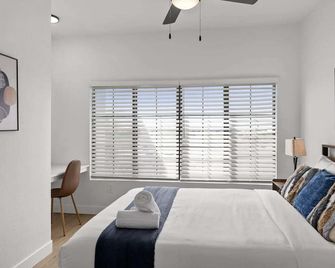 CozySuites Chandler with 2 pools, jacuzzi, arcade! - Chandler