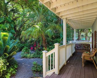 Emmas Secret by AvantStay Heart of Old Town w Shared Pool Month Long Stays Only - 基韋斯特 - 陽台