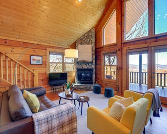 Mtn-View Blue Ridge Cabin on Over 2 Acres! - Sparta - Sala de estar