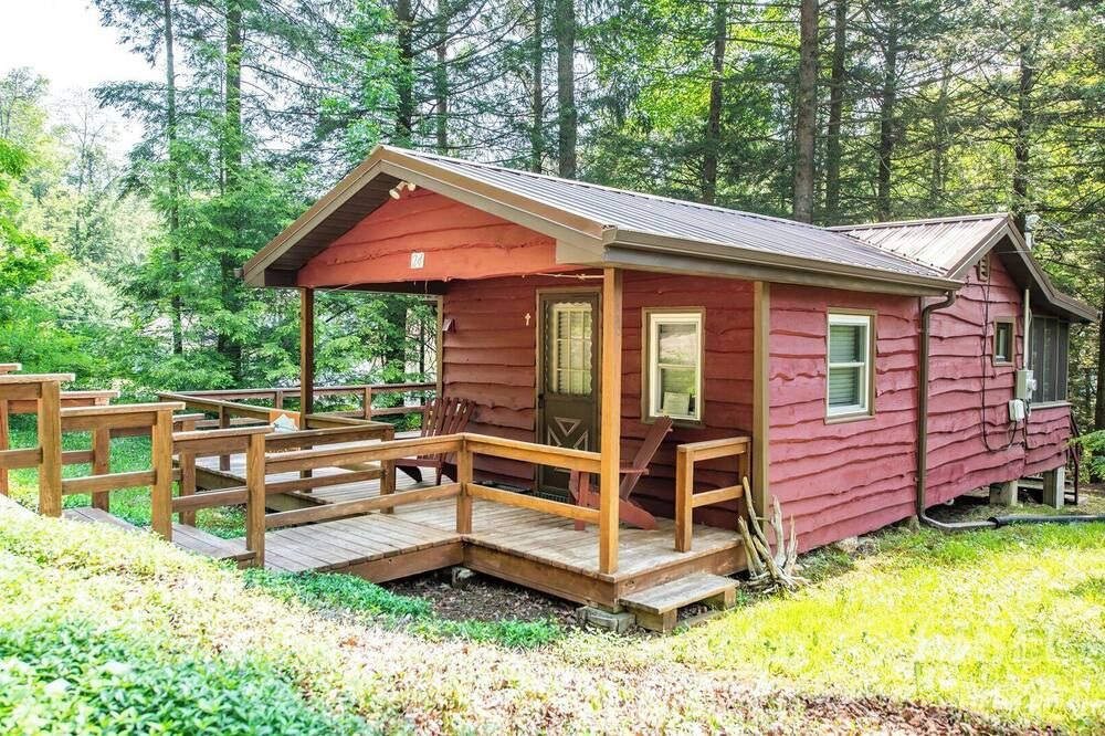 'Tranquility Cottage' is a quaint cottage on the West Side of Lake Mokoma