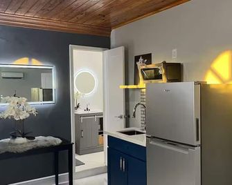 Cozy 1-bedroom apartment in nice Freeport with AC, WiFi - Freeport - Kitchen