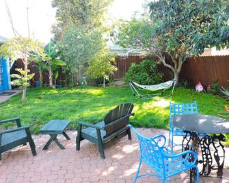 A Colorful Bungalow For L.A. Adventure, Close To The Beaches & Freeway - Redondo Beach - Patio
