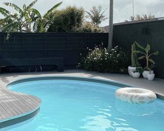 Huge Family Retreat with Pool and Cinema - 4 mins from the beach - Mount Maunganui - Piscina