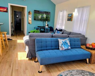 Beach Bungalow in the Heart of Town - Walk to Beach, Dining & Fun - Long Beach - Living room