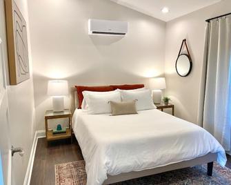 Steps from the Swamp Rabbit Trail, Tandem Coffee, Topsoil and more. - Travelers Rest - Bedroom