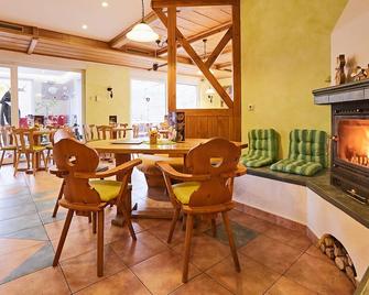 Ferienwohnungen & Campingfässer am Kunstteich - Sangerhausen - Restaurant