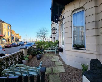 科林伍德旅館 - 大雅茅斯