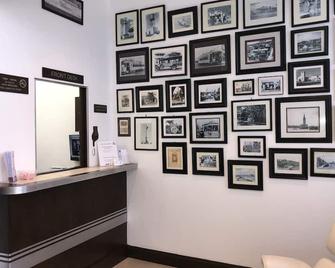 Hotel Ponce de Leon - Miami - Front desk