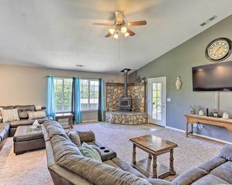 Private Pool and Game Room Family Weaverville Gem - Weaverville - Living room