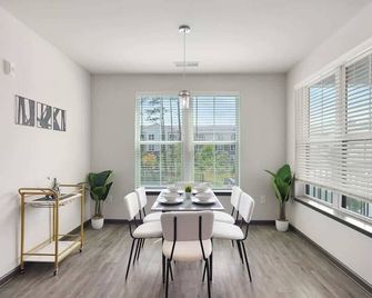 Luxe King 3 Bedroom Suite in North Raleigh NC - Raleigh - Essbereich