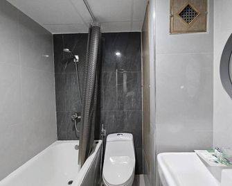 Crown Bts Nana Hotel - Bangkok - Bathroom