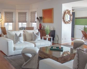 Gorgeous home on the Mississippi River with a great location to area attractions - Davenport - Living room