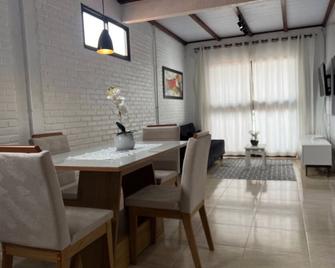 Apartment facing the sea, in the best point of Itaúna! - ساكوارما - غرفة طعام