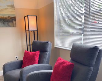 Lazy Cuckoo Inn - Sleek and Stylish Studio Apartments - Fort Myers Beach - Sala de estar