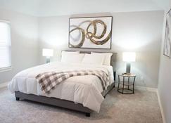The Cosmopolitan Modern, Cozy, New 3bedroom Home - Yukon - Bedroom
