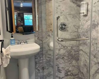The Huckleberry, A Teton Tiny Home - Driggs - Bathroom