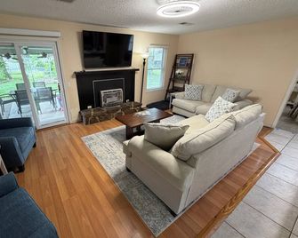 Incredible location on Grand Lake O' the Cherokees. Come make memories! - Vinita - Huiskamer