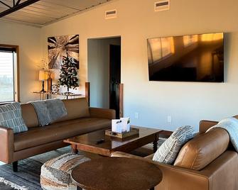 Modern Retreat with Stunning Views - 25 Mi to Little Rock! - Bauxite - Living room