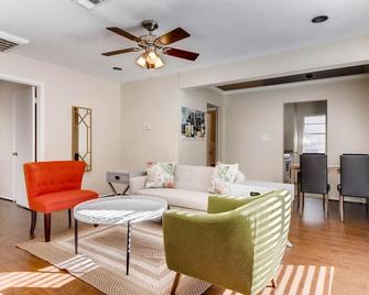 Katy Trail Cosy and Elegant - דאלאס - סלון